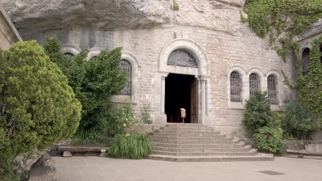 Neigungsaufnahme-Des-Eingangs-Der-Maria-Magdalena-Höhle-Im-Berg-Sainte-Baume-In-Der-Provence,-Südfrankreich