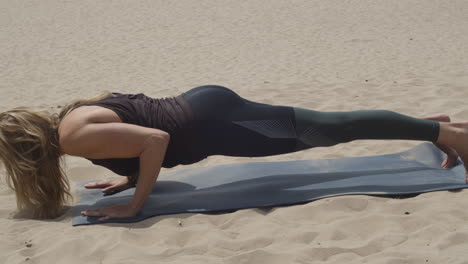 Schöne-Frau,-Die-Mehrere-Yoga-Posen-In-Sanddünen-Macht