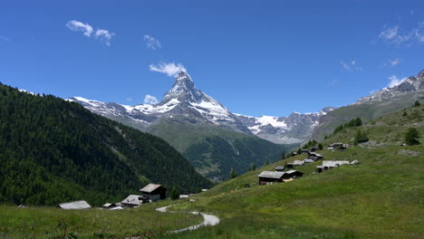 Majestuoso-Paisaje-De-La-Cumbre-De-Matterhorn-Parcialmente-Cubierto-De-Nieve-Blanca-Durante-El-Verano-Desde-El-Prado-Verde-De-Findeln,-Zermatt,-Suiza,-Europa---Tiro-Estático