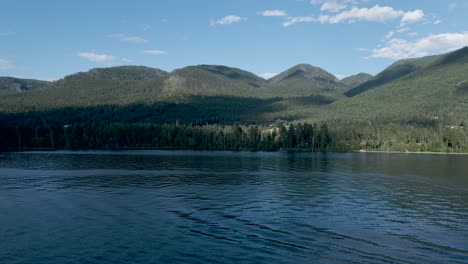 Luftaufnahme-Des-Flat-Head-Lake-In-Montana,-Umgeben-Von-Wäldern-Und-Bergen