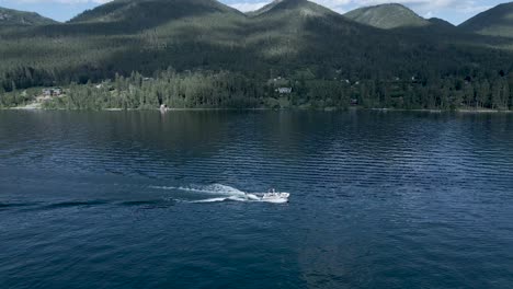 Drone-Orbita-Alrededor-De-Wakeboarder-En-Flathead-Lake,-Montana,-EE.UU.