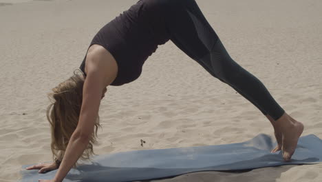 Schöne-Frau,-Die-Eine-Reihe-Von-Yoga-Posen-In-Sanddünen-Macht