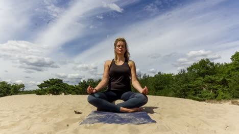 Time-lapse-of-Woman-meditating-in-sand-dunes