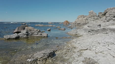 Rocky-coastline-and-calm-clear-waters-of-Gotland,-Sweden