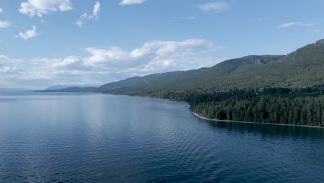 Lago-De-Cabeza-Plana-En-Kalispell,-Montana---Impresionantes-Drones-Aéreos-Que-Establecen-La-Vista