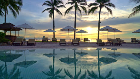 Sonnenschirm-Und-Stuhl-Rund-Um-Den-Schwimmbad-Im-Resorthotel-Für-Freizeitreisen-Und-Urlaub-In-Der-Nähe-Des-Meeresstrandes-Bei-Sonnenuntergang-Oder-Sonnenaufgang