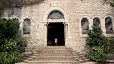 Neigungsaufnahme-Der-Maria-Magdalena-Höhle-Im-Berg-Sainte-Baume-In-Der-Provence,-Südfrankreich