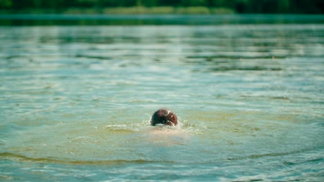 Un-Niño-En-El-Lago-Nadando-Y-Jugando-Con-Agua-Divirtiéndose