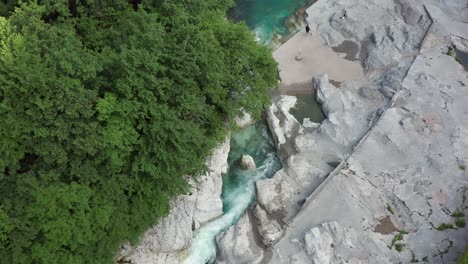 Río-Serio-Con-Sus-Cristalinas-Aguas-Verdes,-Bergamo,-Valle-Seriana,-Italia
