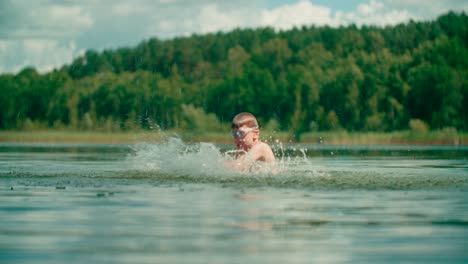 Fröhliches-Kind-Mit-Schwimmausrüstung-Ausbruch-Wasser-Auf-Dem-See-Mit-Naturhintergrund