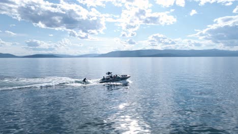 Wakesurfen---Bootfahren-Auf-Dem-Flathead-Lake-In-Montana---Luftdrohne
