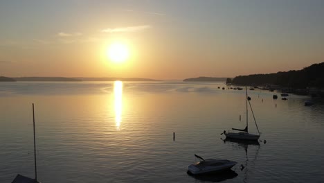 Glasiges-Seewasser-Des-Genfer-Sees,-Wisconsin-Während-Der-Goldenen-Stunde-Aus-Der-Luft