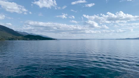 Niedrige-Luftsicht-Auf-Das-Wasser-Des-Flat-Head-Lake-In-Montana-An-Einem-Sonnigen-Tag