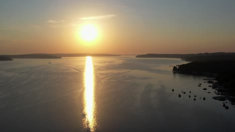 Luftaufnahme-Des-Sonnenuntergangs-über-Dem-Genfer-See,-Wisconsin