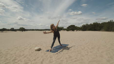 Frau,-Die-Yoga-Übungen-In-Sanddünen-Praktiziert-Und-Dreiecksposen-Macht