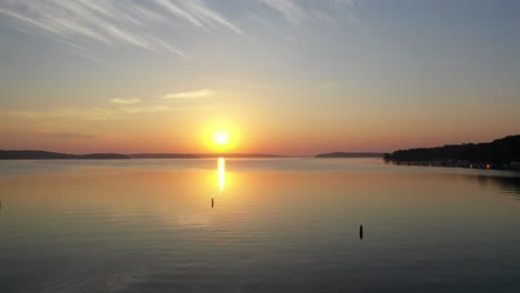 Genfer-See,-Wisconsin-Während-Der-Goldenen-Stunde-Mit-Glasiger-Sonnenreflexion-Vom-Wasser-Aus-Der-Luftaufnahme