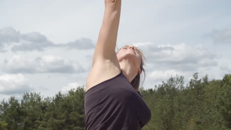 Nahaufnahme-Einer-Schönen-Frau,-Die-Eine-Reihe-Von-Yoga-Übungen-Macht