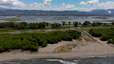 Panoramablick-Auf-Die-Natürliche-Lagune-Von-Kune-In-Albanien-Mit-Seichtem-Wasser,-Das-Durch-Einen-Sandstrand-Von-Der-Adria-Getrennt-Ist