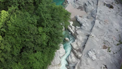 Serio-Fluss-Mit-Seinem-Kristallklaren-Grünen-Wasser,-Bergamo,-Seriana-tal,-Italien