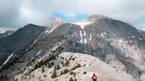 Caminante-Solitario-Cruzando-La-Meseta-Alpina-En-El-Monte-Olimpo-En-Grecia---Toma-Amplia