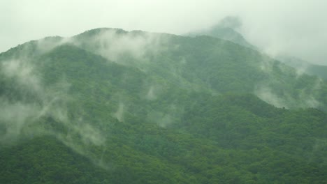 Zirruswolken-über-Den-üppigen-Bergen-In-Südkorea---Schöner-Landschaftsrauch-über-Bergen
