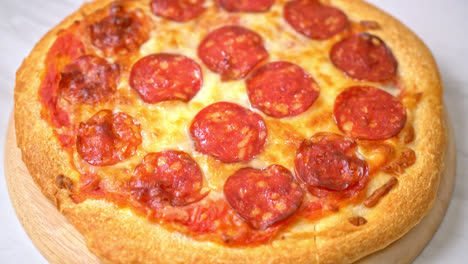 Pizza-De-Pepperoni-En-Bandeja-De-Madera---Estilo-De-Comida-Italiana