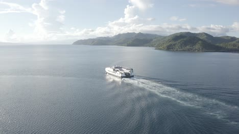 Transbordador-Fastcat-De-Pasajeros-Local-Navegando-Y-Dejando-Estela-En-El-Océano-Azul-Cerca-Del-Puerto-En-Liloan,-Sur-De-Leyte,-Filipinas
