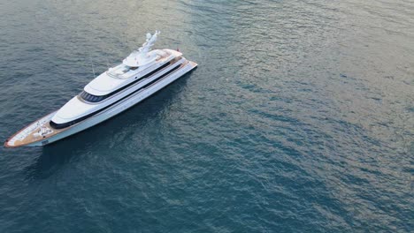4K-Luftaufnahmen-Einer-Yacht-Im-Mittelmeer-Vor-Der-Küste-Italiens