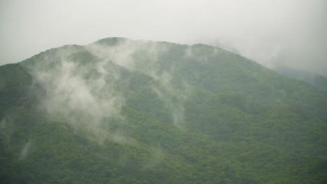 Nubes-Cirros-Sobre-Las-Exuberantes-Montañas-En-Corea-Del-Sur---Hermoso-Paisaje-Día-Lluvioso