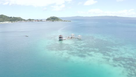 Ein-Wunderschönes-Luxus-Cottage-Resort-Inmitten-Eines-Kristallklaren-Türkisblauen-Wassers-Auf-Der-Tropischen-Insel-Der-Philippinen-Im-Sommer
