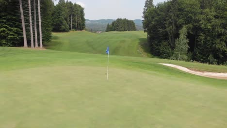 Rückblick-Auf-Einen-Golfplatz-Mitten-Im-Wald-In-Slowenien