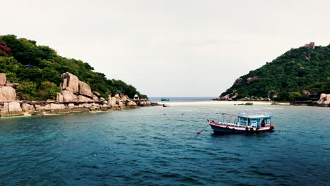 Malerischer-Blick-Auf-Die-Mit-Laub-Bedeckte-Insel-Koh-Nang-Yuan-Von-Einer-Fähre-In-Thailand-Aus---Weitwinkelaufnahme