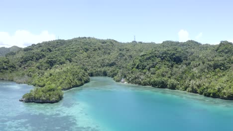Pintoresco-Paisaje-De-Exuberantes-Montañas-Costeras-Junto-Al-Agua-Azul-Turquesa-En-Filipinas