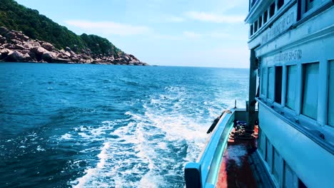 Barco-Navegando-En-El-Mar-Azul-Profundo-Alrededor-De-La-Hermosa-Isla-De-Koh-Tao-En-Tailandia---Cámara-Lenta