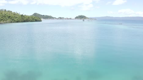 Atemberaubender-Blick-Auf-Das-Klare-Blaue-Strandwasser-Mit-Korallenriff-Auf-Dem-Flachen-Boden-Auf-Einer-Paradiesischen-Insel-Auf-Den-Philippinen---Niedrige-Luftdrohnenaufnahme