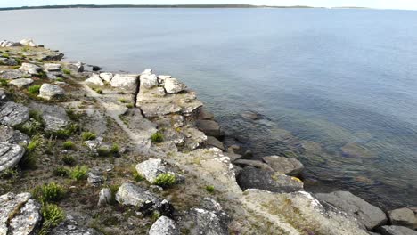 Mares-Tranquilos-Temprano-En-La-Mañana-En-La-Reserva-Natural-De-Asunden,-Gotland
