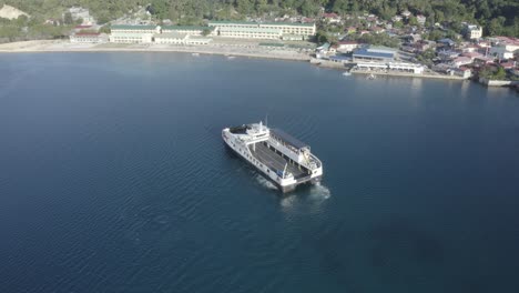 Eine-Leere-Lokale-Passagierfähre,-Die-Sich-Darauf-Vorbereitet,-Den-Hafen-Am-Blauen-Meer-Auf-Den-Philippinen-Zu-Verlassen