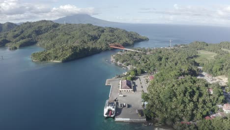 Ein-Leeres-Lokales-Passagierfährboot,-Das-Während-Der-Sperrung-Der-Covid-19-pandemie-Am-Hafen-Von-Liloan-Zum-Surigao-Pier-Bei-Der-Tropischen-Insel-Im-Südlichen-Leyte,-Philippinen,-Angedockt-Ist
