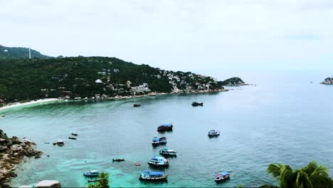 Barcos-Navegando-Y-Anclados-En-El-Tranquilo-Mar-Azul-Visto-Desde-El-Mirador-John-suwan-En-Koh-Tao,-Tailandia