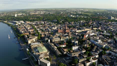 Verlassen-Mainz-An-Einem-Sommerabend-Mit-Einer-Drohne,-Die-Den-Alten-Roten-Dom-Und-Den-Fluss-Zeigt