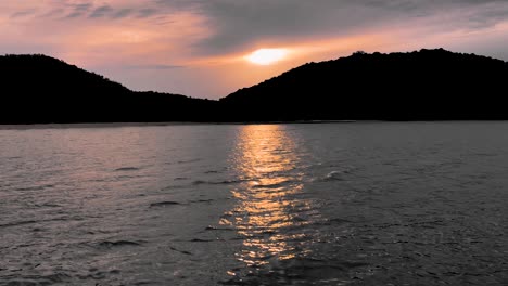 Atemberaubender-Sonnenaufgang-über-Den-Bergen-Und-Reflexion-über-Das-Ruhige-Meer-Von-Chumphon-In-Pak-Nam,-Thailand