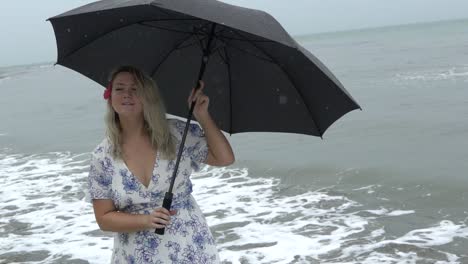 Regen-Am-Strand-Zeitlupe-Frau-Mit-Regenschirm-Wirbeln