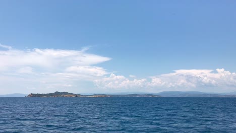 Acercándose-A-La-Isla-Ammoulliani-En-Halkidiki-Grecia-Desde-El-Velero-En-4k