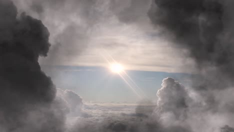 Schleifenflug-Durch-Wolken-Und-Sonnenlicht
