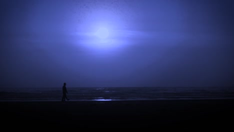 Luna-Llena-En-La-Playa,-Silueta-De-Dos-Hombres-Caminando-En-La-Playa,-Noche-Azul,-India