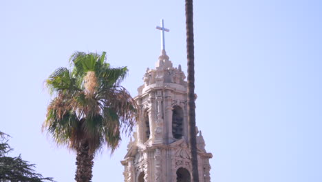 Blick-Auf-Die-Spitze-Einer-Kirche-Mit-Palmen-Im-Vordergrund-In-Kalifornien