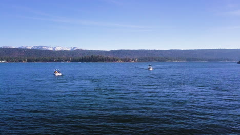 Freizeitboote,-Die-Am-Sommertag-Auf-Dem-Süßwasser-Des-Big-Bear-Lake-In-Amerika-Schwimmen