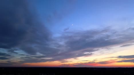 Schwenken-Des-Himmels-Während-Eines-Sonnenuntergangs-In-Clarksville,-Tennessee