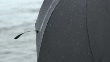 Mädchen-Mit-Regenschirm-Am-Strand-In-Zeitlupe-Im-Regen