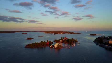 Absteigende-Luftaufnahme-Der-Kleinen-Inseln-Im-Finnischen-Meerbusen-Vor-Der-Küste-Von-Helsinki